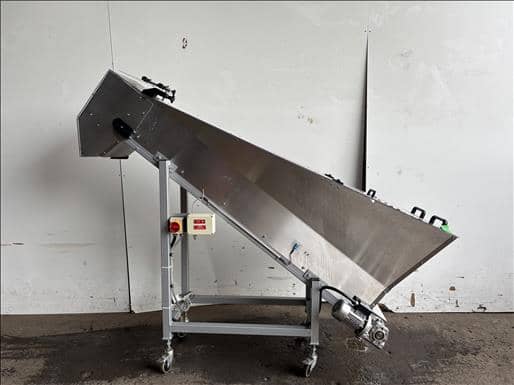 NNP Flighted elevator conveyor