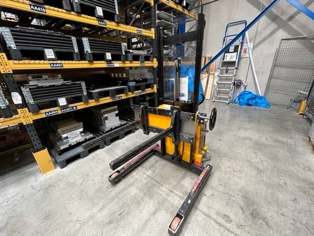 Electric Pallet Truck with Tool Handler