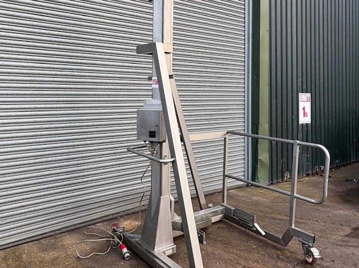 MOBILE TOTE BIN HOIST